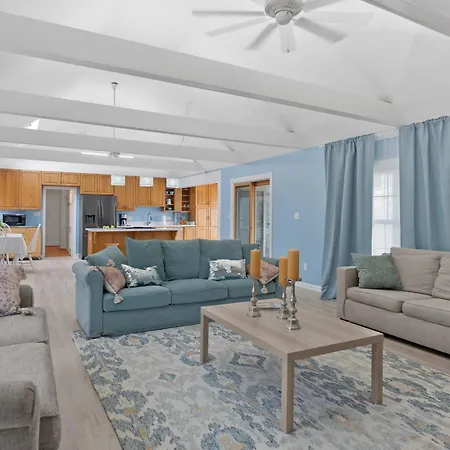 Bright And Spacious Stay